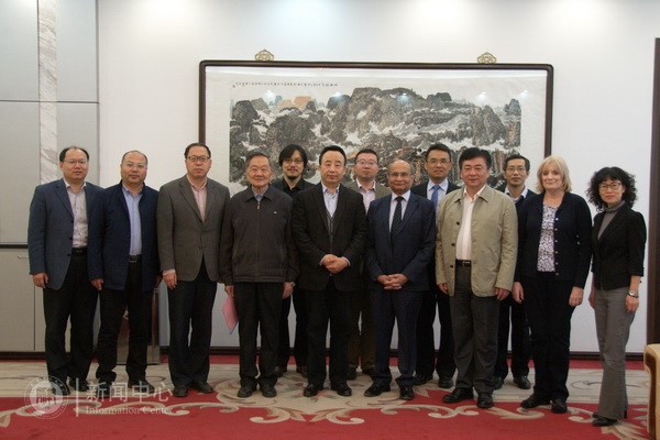 校领导与参会人员合影留念