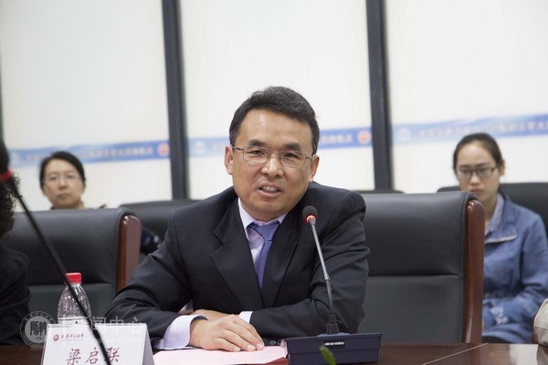 梁启联教授作报告